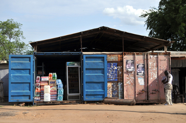 Pequeno armazém na capital Juba. Comércio informal é predominante no país