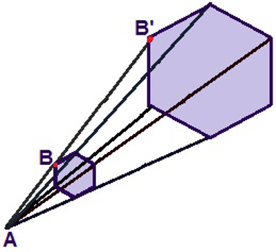 Através de uma relação de homotetia, podemos garantir que os hexágonos são semelhantes, mas o maior tem duas vezes o tamanho do menor