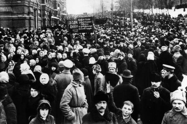 A agitação dos trabalhadores fez de 1917 um ano de revoluções na Rússia. Os bolcheviques tomaram o poder em outubro.