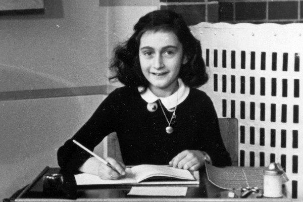 Anne Frank escrevendo.