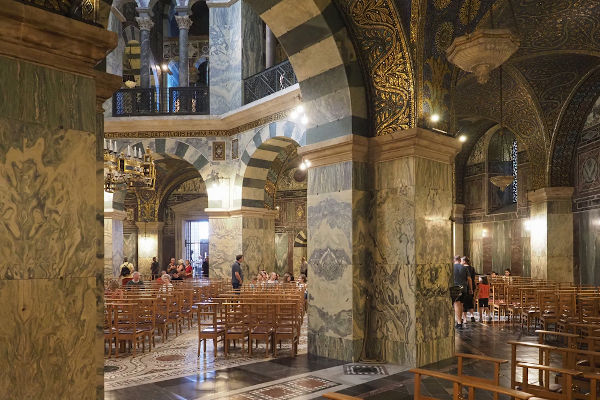 Interior da catedral que faz parte do Palácio de Carlos Magno, em Aachen.[2]