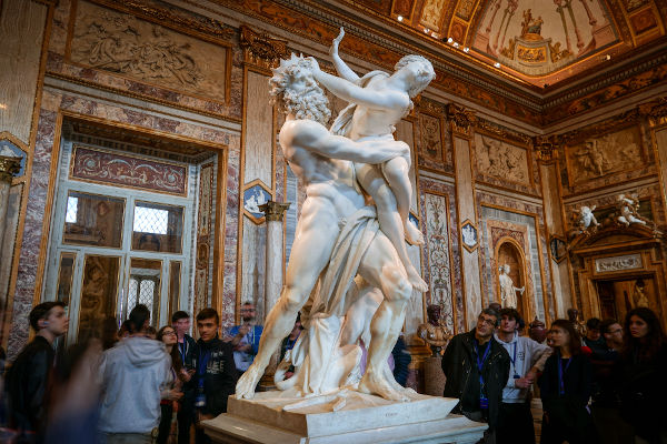 Escultura que retrata Hades sequestrando Perséfone