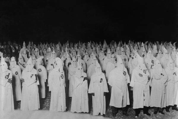 A Ku Klux Klan é, ainda hoje, um dos grandes exemplos de organização supremacista que existiram na história.