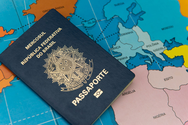 Passaporte sobre um mapa-múndi representando a imigração.