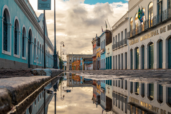 Foto de uma rua do centro histórico de Maceió, com prédios tombados.