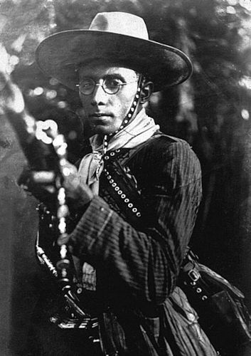Lampião foi chefe de um bando de cangaceiros de 1922 a 1938, sendo a mais famoso chefe do cangaço.[1]