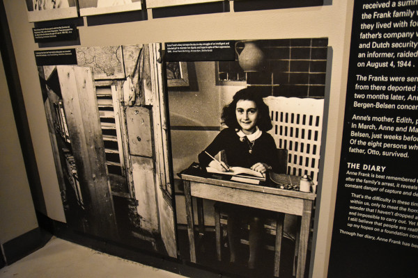Foto de uma exposição em homenagem a Anne Frank.