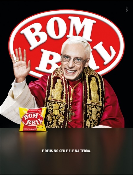 Peça publicitária da marca Bombril com garoto-propaganda fantasiado de papa.