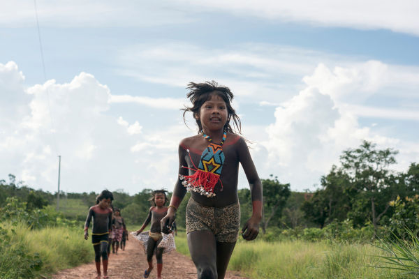Crianças indígenas andando em território indígena