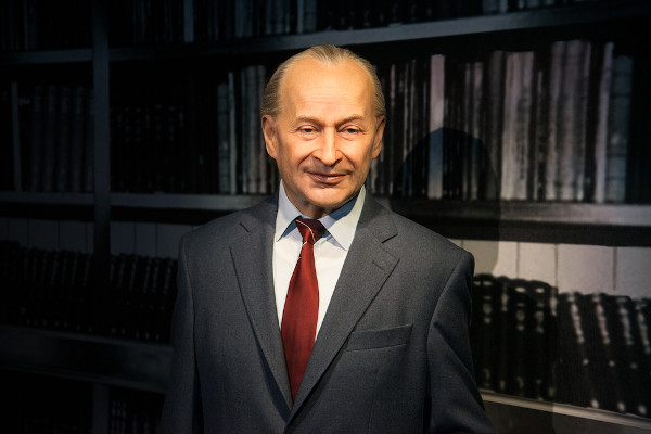 Alexander Dubcek em frente de estante de livros