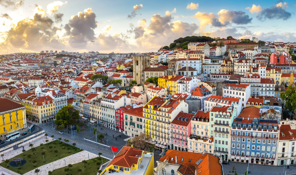 Mapa político de portugal com bandeira nacional de lisboa da capital e país  europeu das fronteiras