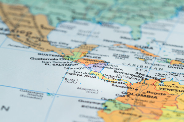 Conjunto de bandeiras de países de diferentes regiões em estilo