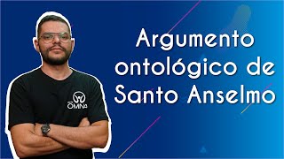 Professor ao lado do texto"Argumento ontológico de Santo Anselmo".
