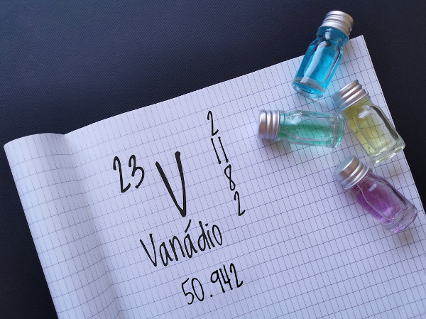 Assim como muitos metais de transição, as soluções de vanádio possuem cores distintas.