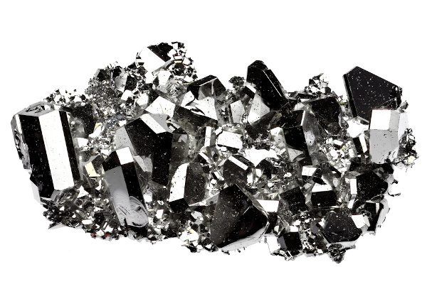 Amostras de cristais de rutênio isoladas em um fundo branco.