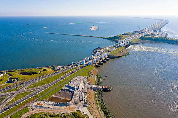 Eclusas construídas no dique de Afsluitdijk, nos Países Baixos.
