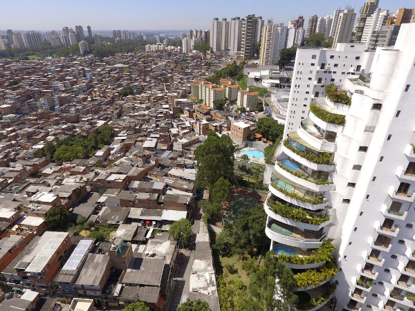 Favela de Paraisópolis ao lado de edifícios luxuosos na cidade de São Paulo.