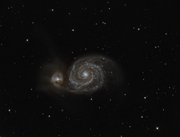 Galáxia espiral absorvendo uma galáxia menor