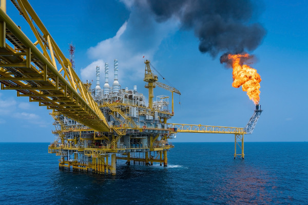 Plataforma offshore de obtenção de petróleo e gás natural.