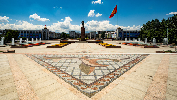 Praça central Ala-Too, em Bisqueue, capital e maior cidade do Quirguistão.