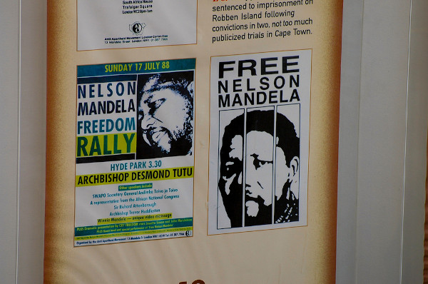 Cartazes históricos pela liberdade de Mandela na Cidade do Cabo, África do Sul.