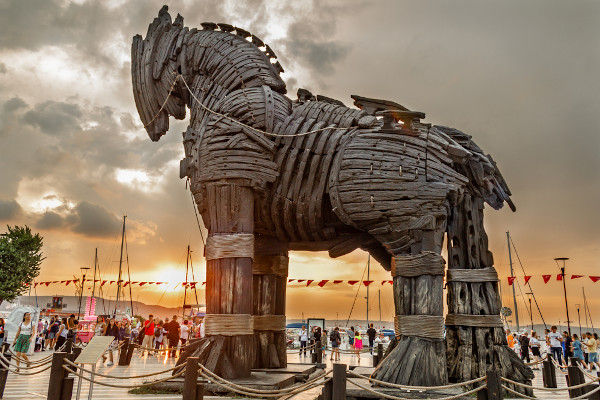 O cavalo de madeira de troy o cavalo de tróia original usado no filme troy  em pé na costa de egeu