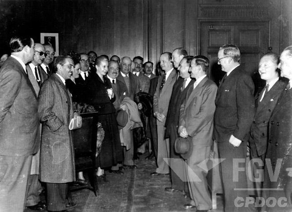 Eva Perón junto a Geraldo Rocha e a outras pessoas na Casa Rosada, o palácio presidencial argentino.