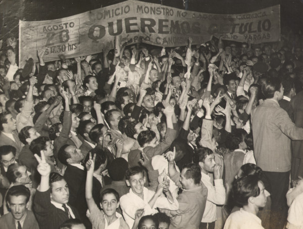  Manifestação a favor de Getúlio Vargas ao final do Estado Novo, em agosto de 1945.