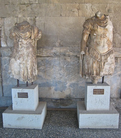 Estátuas representando a “Odisseia” e a “Ilíada”, no Museu da Ágora Antiga, em Atenas, na Grécia. [2]