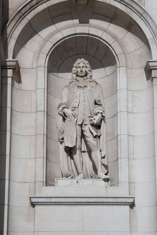 Estátua em homenagem a Robert Boyle.