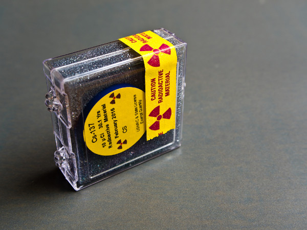 Amostra de césio-137 com indicação na embalagem de substância radioativa