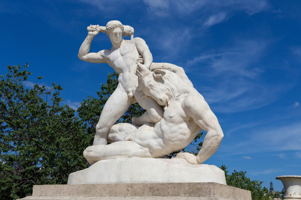 Estátua retratando a morte de Minotauro, dominado pelo herói Teseu.