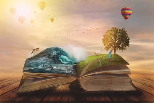 Imagem conceitual traz um livro de magia aberto, no qual aparecem sobre as páginas o mar, um quintal e uma criança brincando.