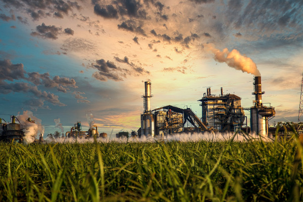 Indústria de produção de biocombustível eliminando gás poluente na atmosfera.