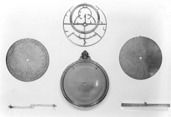 Componentes de um astrolábio planisfério medieval. [2]