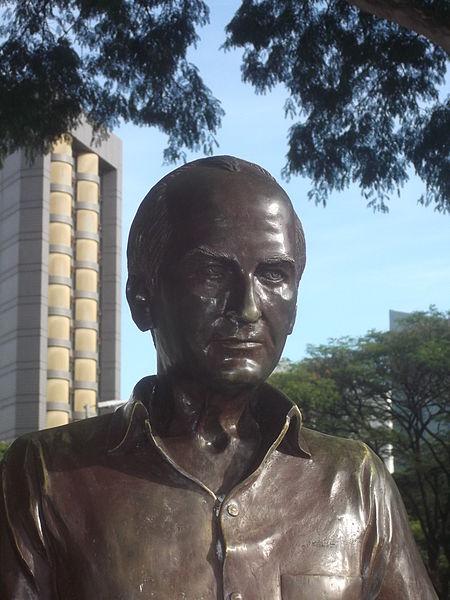 Estátua de Paulo Mendes Campos, na Biblioteca Pública Estadual Luiz de Bessa, em Belo Horizonte. [2]