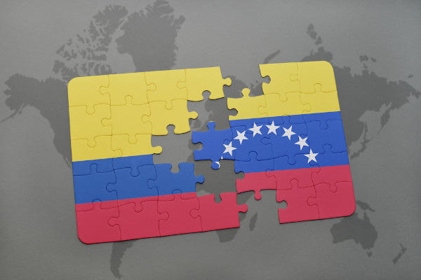 Quebra-cabeça unindo a bandeira da Colômbia com a bandeira da Venezuela.