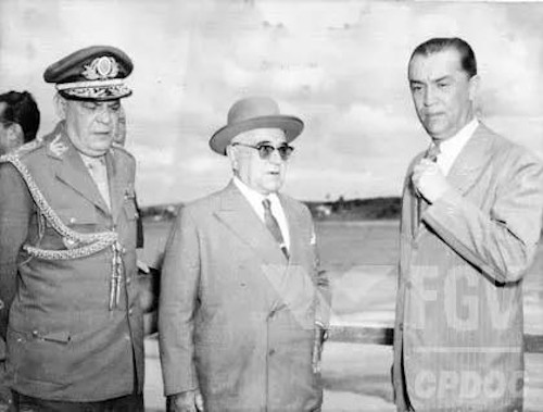 Getúlio Vargas, ao centro, em visita a Minas, poucos dias antes de cometer suicídio, em 1954. [4]