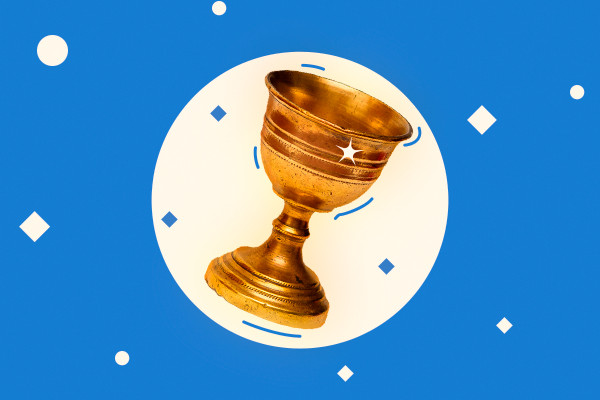 Taça dourada em fundo branco e azul ilustrando o objeto "Santo Graal".