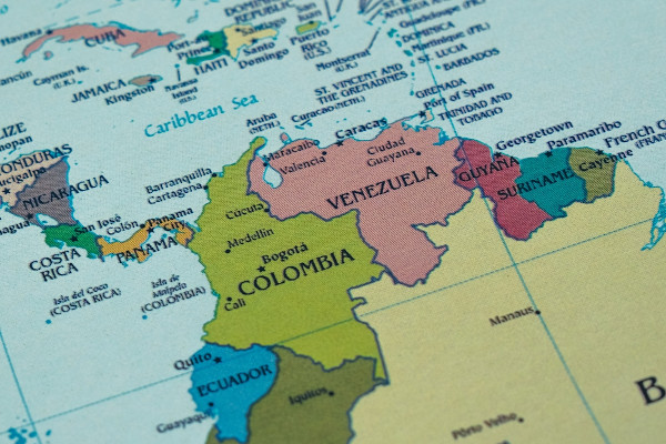 Mapa apontando a localização da Colômbia e da Venezuela na América do Sul.