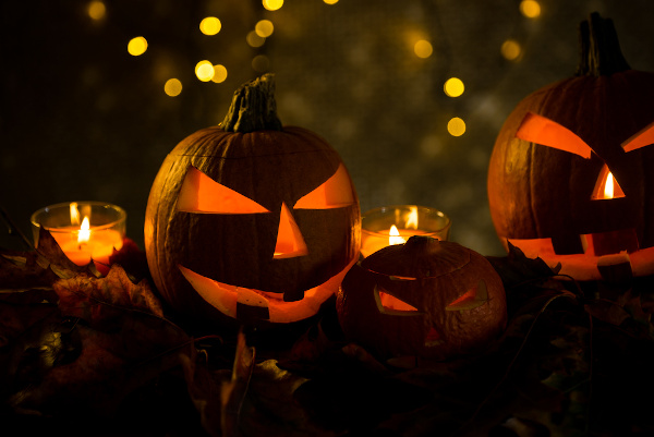 Rostos pretos assustadores, engraçados e de terror de abóbora ou fantasma  de halloween.