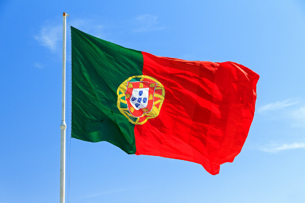 Bandeira de Portugal hasteada.