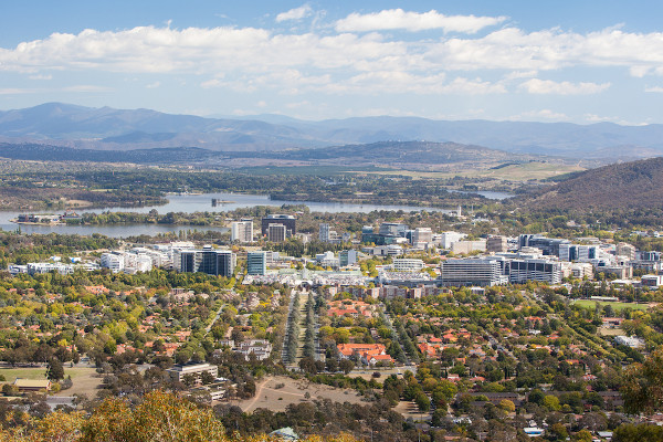 Cidade de Camberra, capital da Austrália, um dos locais onde são hasteadas bandeiras da Austrália em prédios públicos.