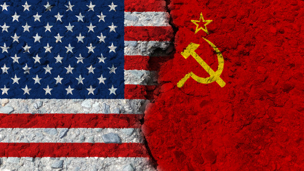 Bandeiras dos EUA e da URSS em atrito ilustrando as diferenças entre o capitalismo e o socialismo.
