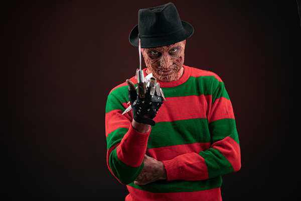 Freddy Krueger, da franquia de filmes A Hora do Pesadelo, é uma das principais fantasias utilizadas no Halloween.