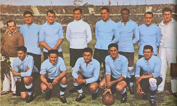 Jogadores do Uruguai, na Copa de 1930, com uniformes na cor azul.