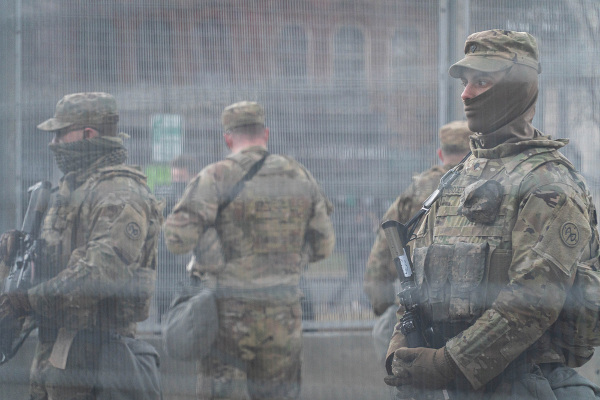 Militares segurando armas ilustrando o conceito de lei marcial.