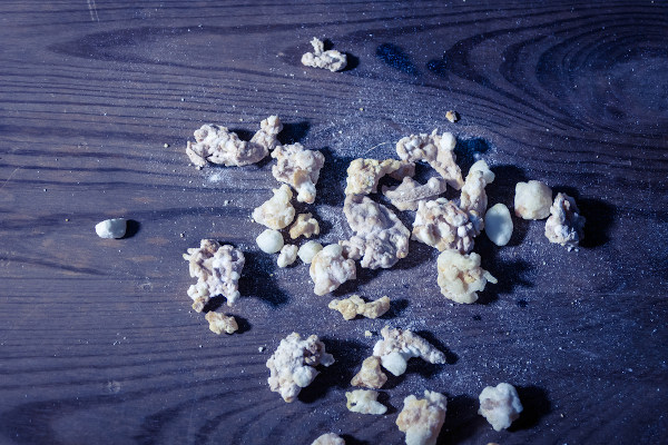 Pedras de crack, uma droga ilícita cuja composição química é derivada da cocaína.