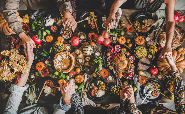 Mesa farta com alimentos símbolos do Dia de Ação de Graças (Thanksgiving Day).