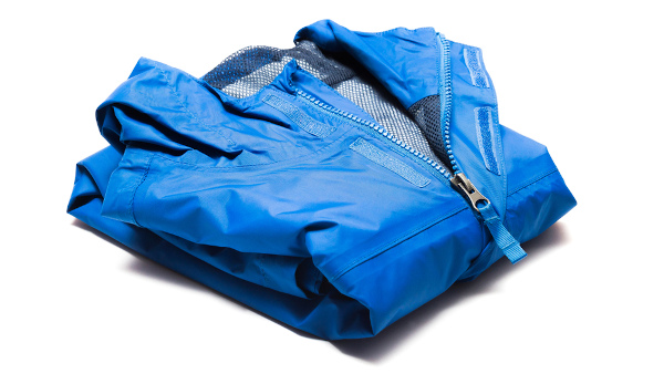 Jaqueta azul de náilon exemplificando um dos usos de amidas.